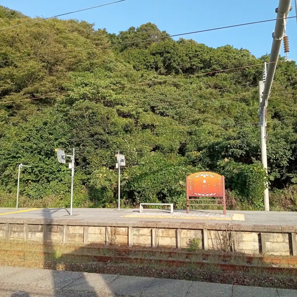 JR羽越本線の桑川駅。臨時快速列車（観光列車）「海里」（新潟駅 - 酒田駅）が停車する。