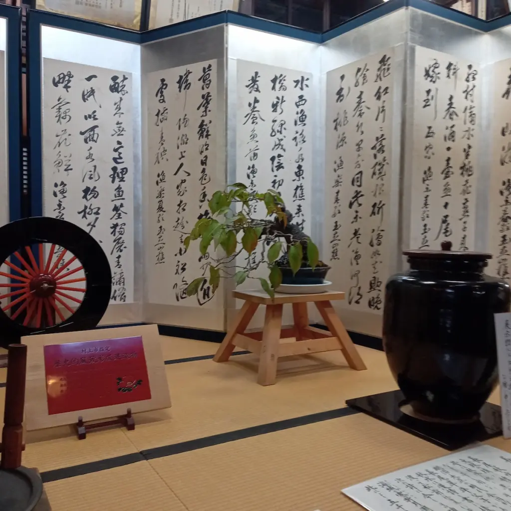 九重園の奥の間に飾られた立派な屏風