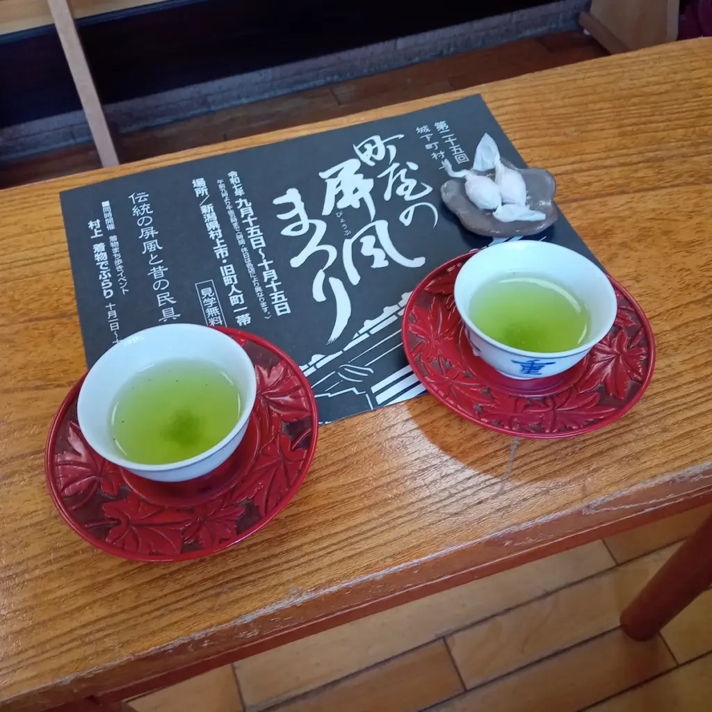 九重園の店内。村上木彫堆朱の茶托で供された煎茶