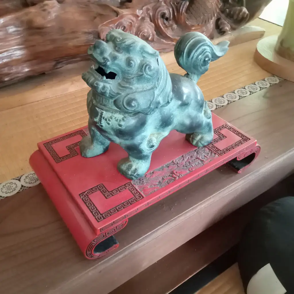 新潟県村上市の霊樹山耕雲寺、堂内の一角、唐獅子の置物を乗せた村上木彫堆朱の花台