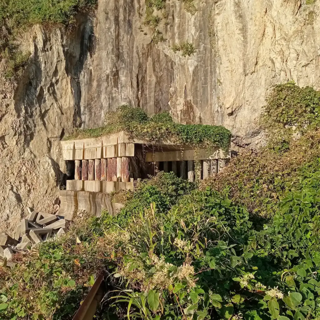 笹川流れを通る国道345号。馬下大橋の脇の旧道にひっそりと残る大正浦隧道の様子。