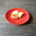 村上木彫堆朱、牡丹柄の銘々皿。無花果のコンポートにカットフルーツを添えて供する。