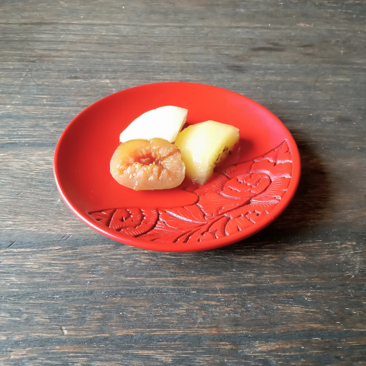 牡丹柄の銘々皿と無花果