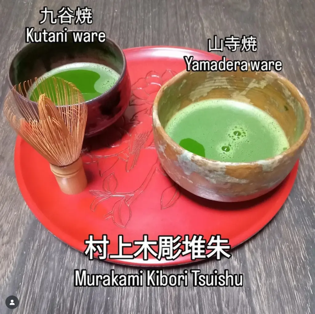 村上木彫堆朱、花鳥柄の丸盆で九谷焼と山寺焼の抹茶椀を運ぶところ。