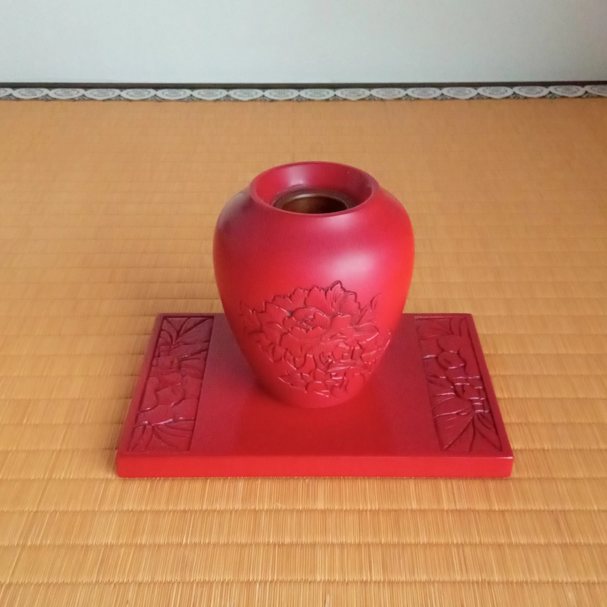 小ぶりな花台と花瓶