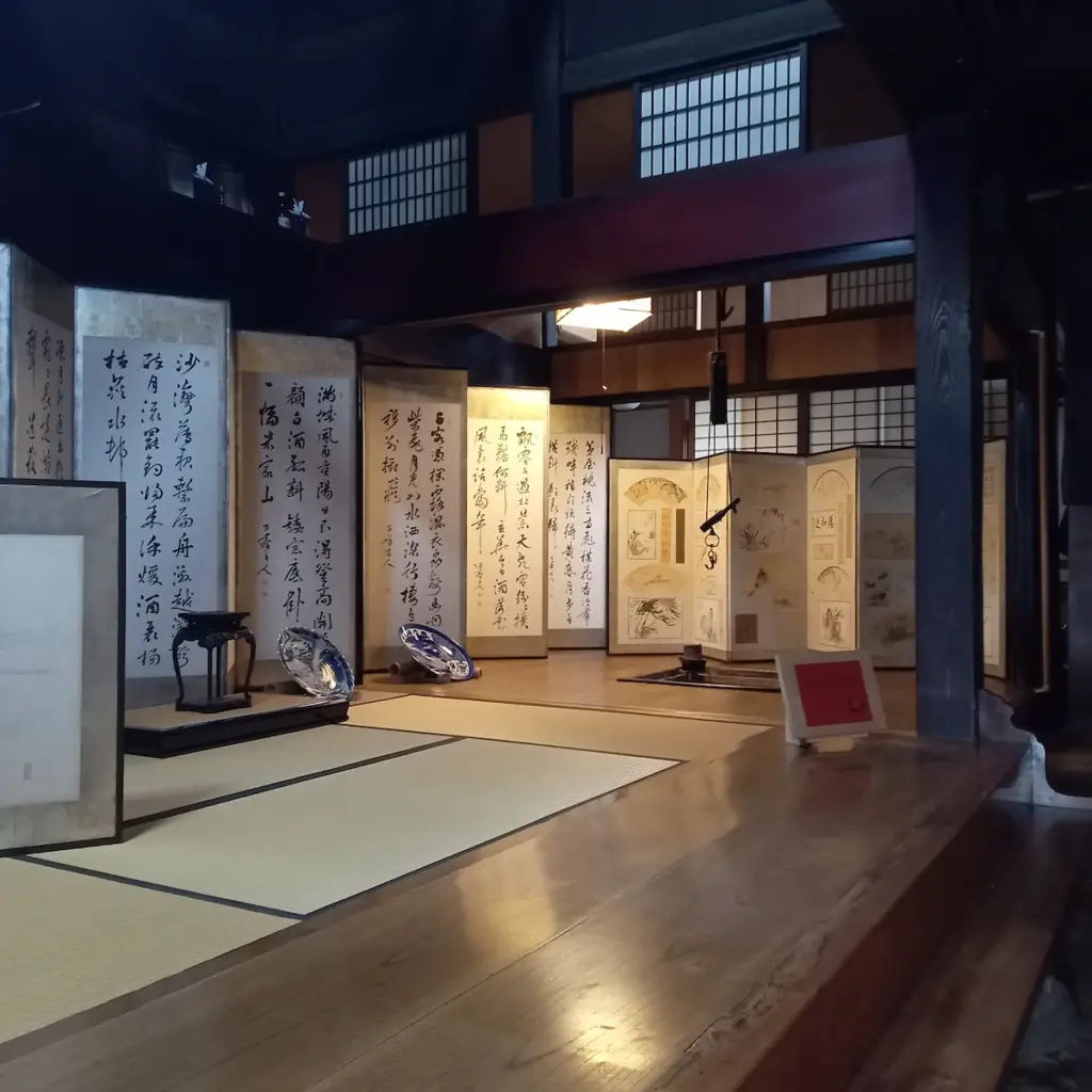 約200年前に建てられたという歴史ある建物には、囲炉裏のある茶の間や、三和土（たたき）の土間が今も残る。