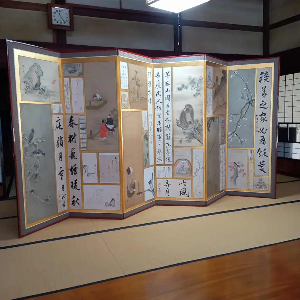 茶の間に貼り交ぜ屏風が飾られている。