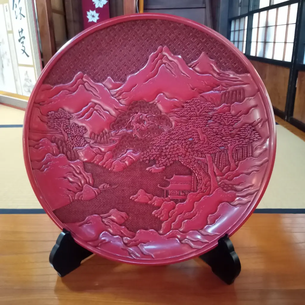 村上木彫堆朱の山水柄の飾り皿