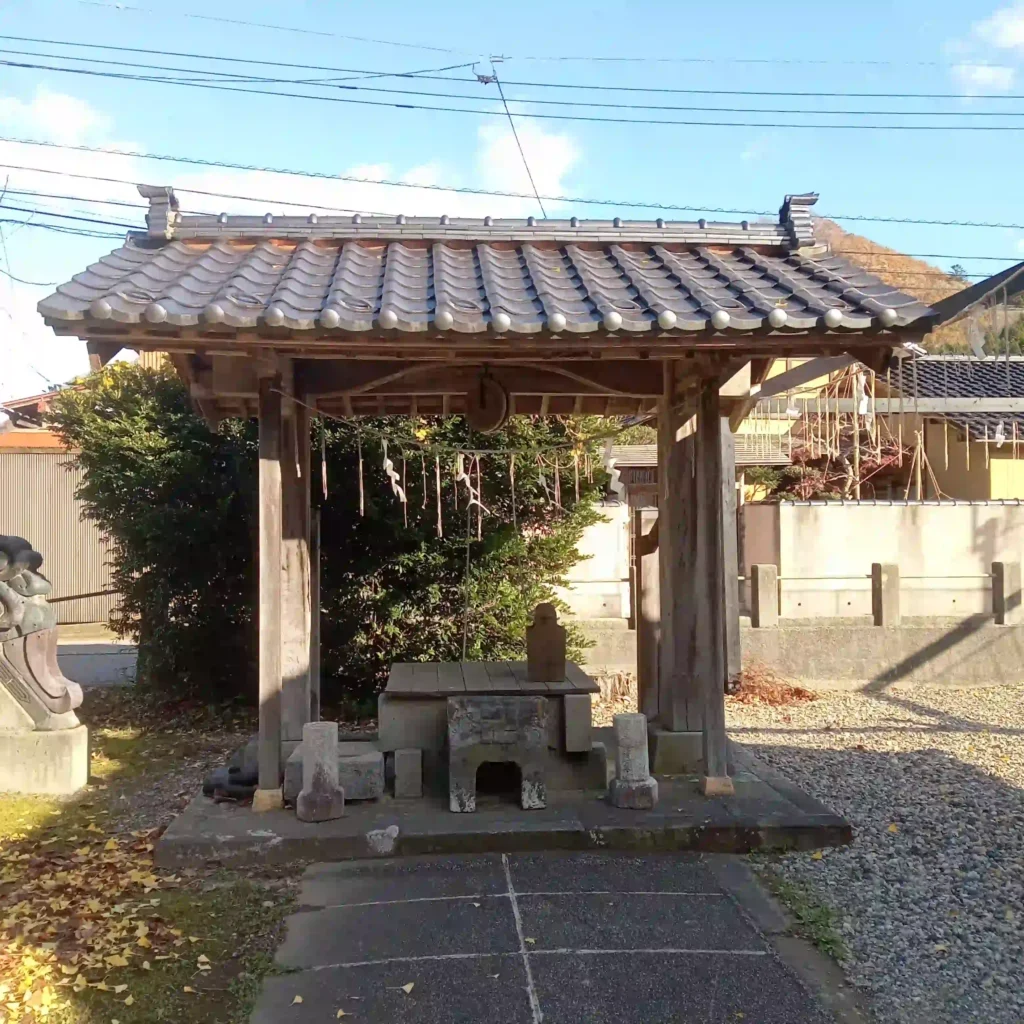藤基神社境内の古い井戸の跡。正面に内藤家の印でもある「卍」が刻まれています。
