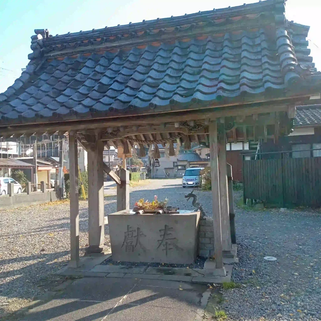 藤基神社境内の手水舎（てみずや）。奥の右手には参拝者用の駐車場があります。