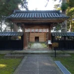 藤基神社の唐門と源氏塀。武家屋敷のような趣で、奥に拝殿が見えます。