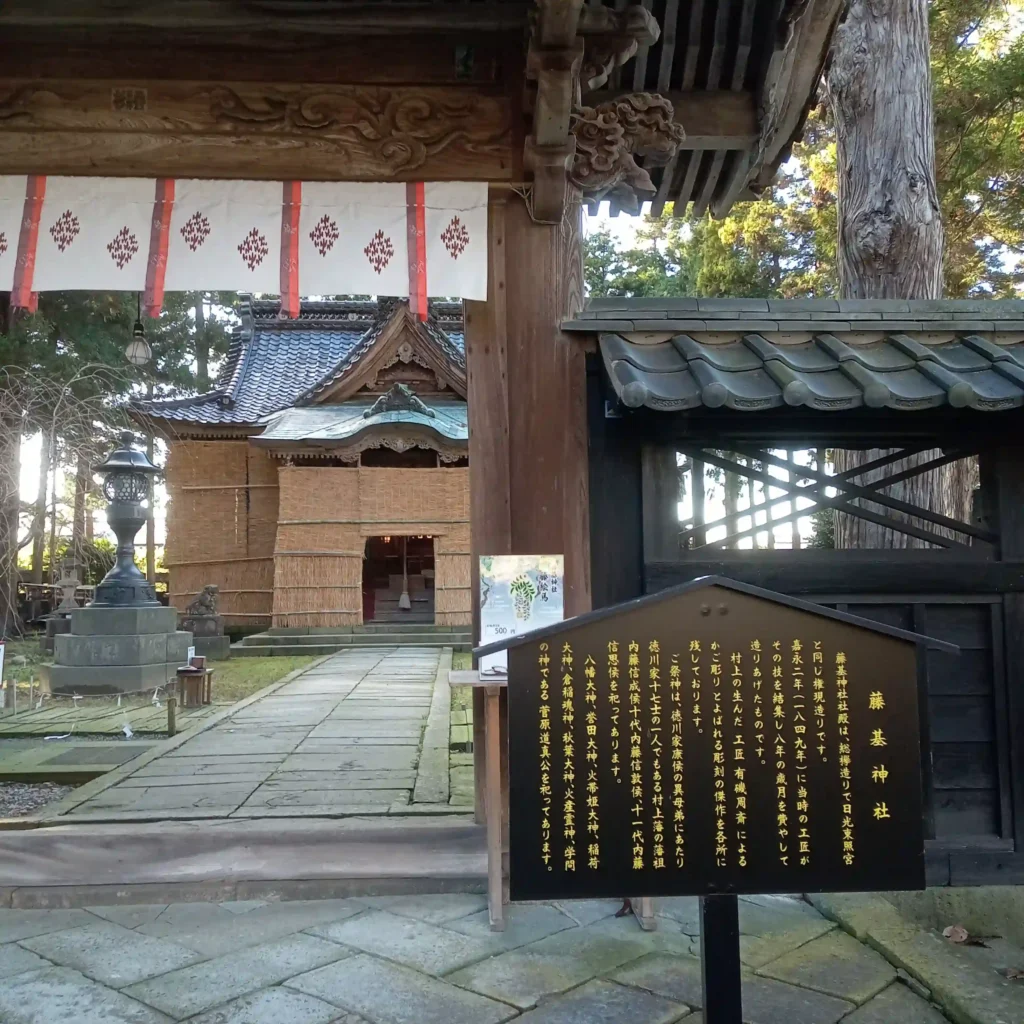 唐門前の案内板。社殿の造りやご祭神についての説明が書かれています。
