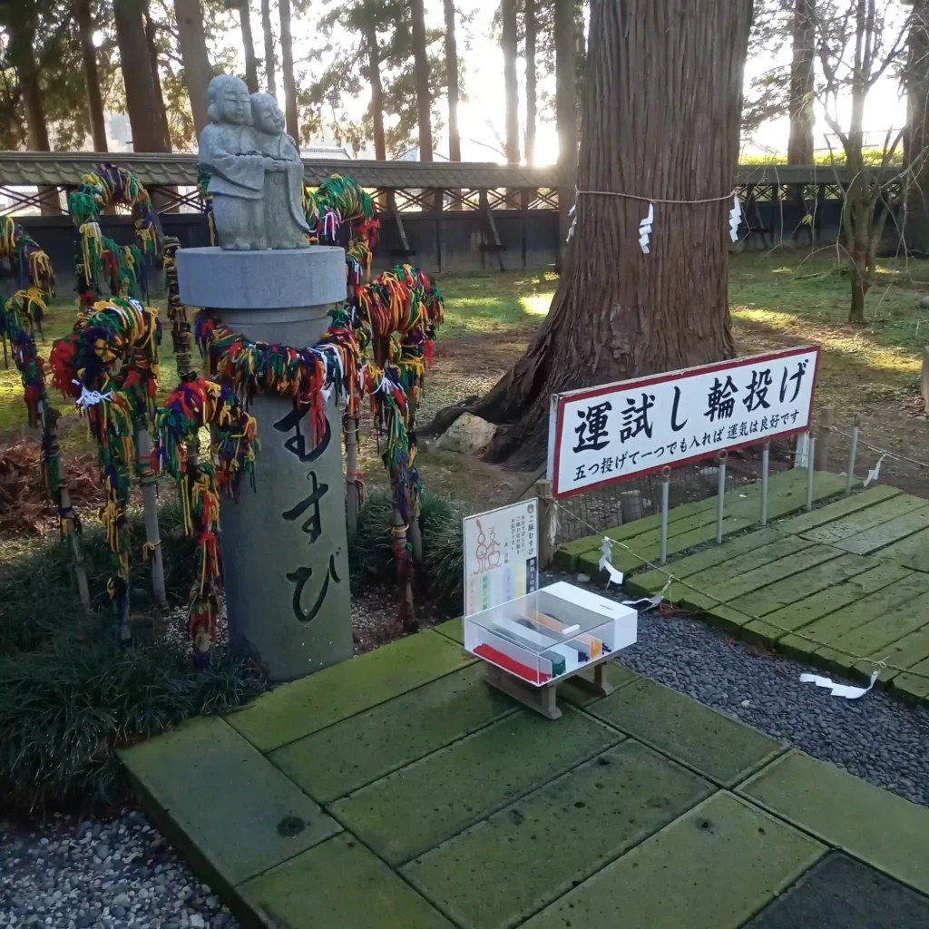 「ご縁むすび」と「運試し輪投げ」。静かな境内のささやかな遊び心。
