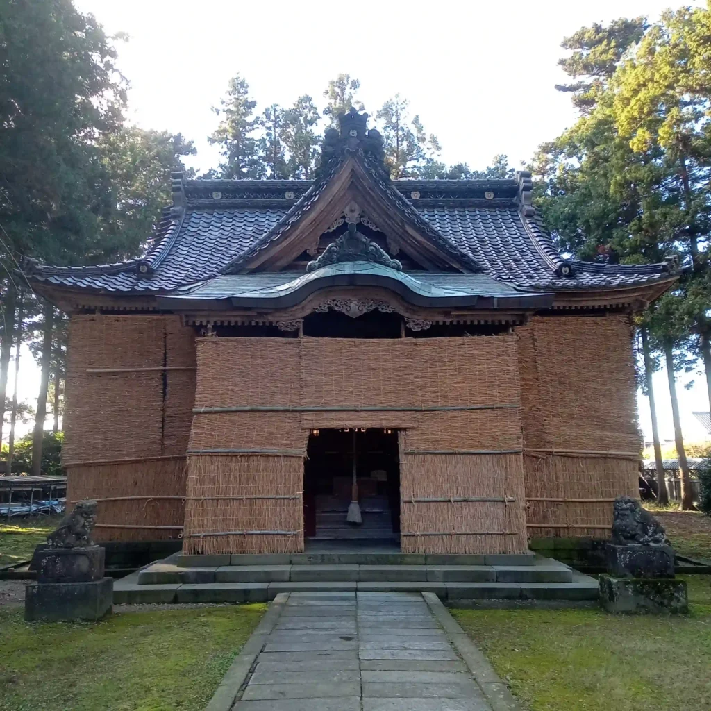藤基神社の拝殿正面。雪囲いを施した冬支度の姿もまた趣があります。