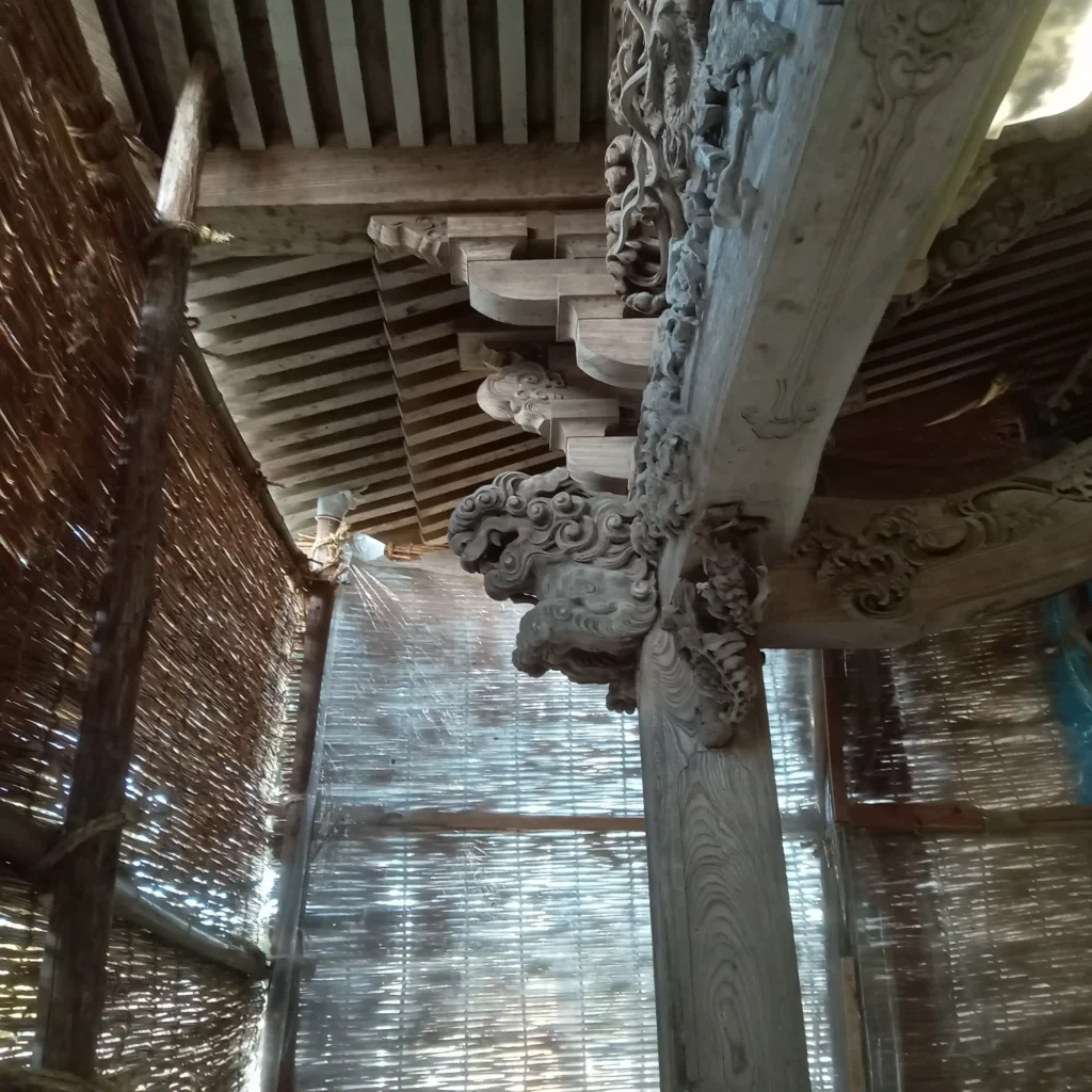 有磯周斎の彫刻。左側の獅子を横から撮影しました。