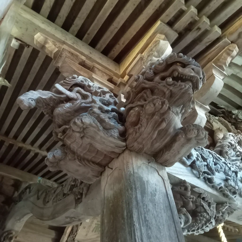 有磯周斎の彫刻。左側の獏と獅子を真下から撮影。