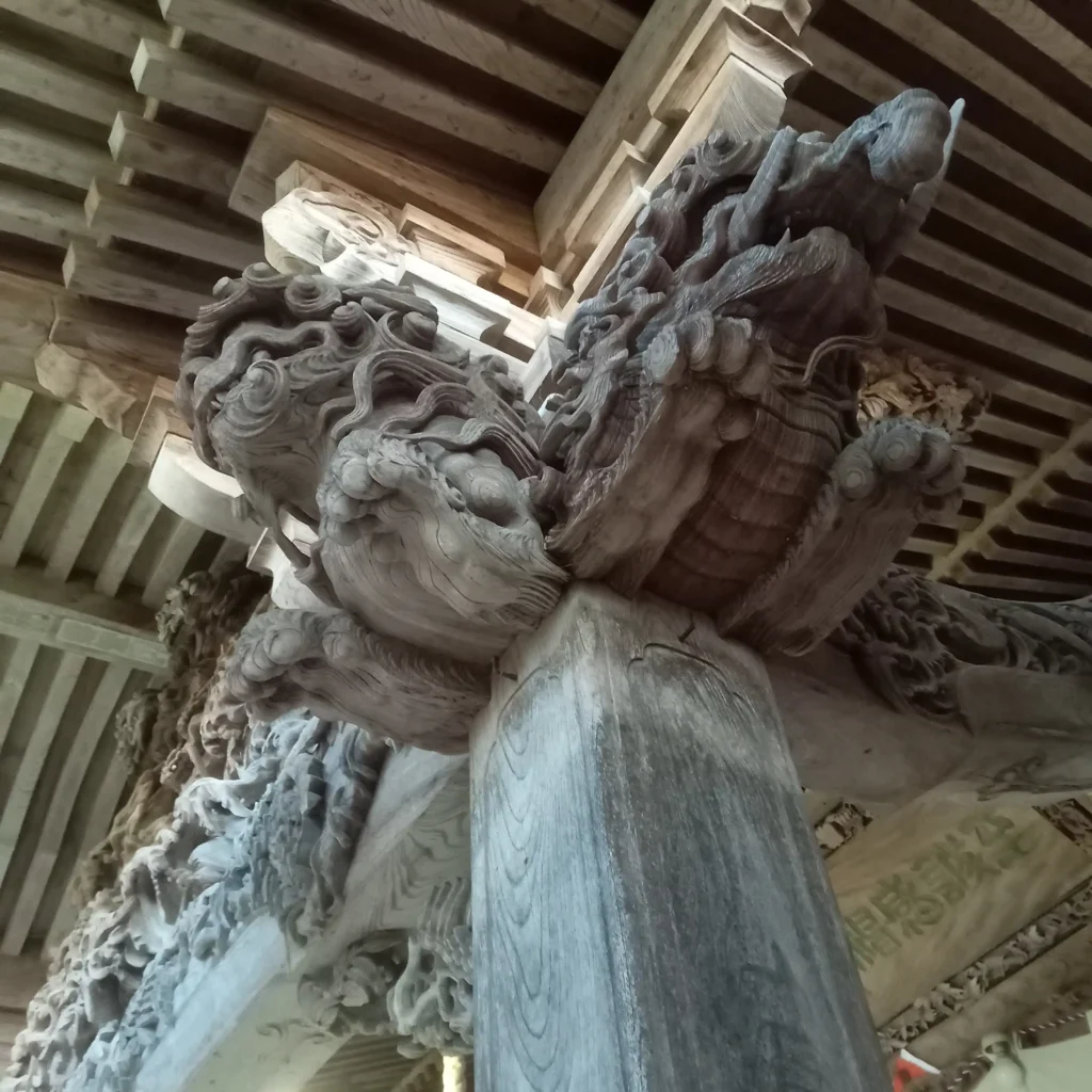 有磯周斎の彫刻。右側の獏と獅子を真下から撮影。私の身長が7フィート4インチ程あれば、もう少し良い画角で撮れたのですが。