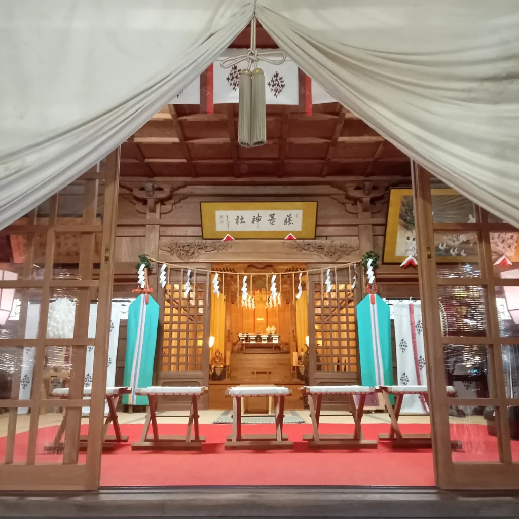 藤基神社の拝殿内部。厳かな雰囲気。