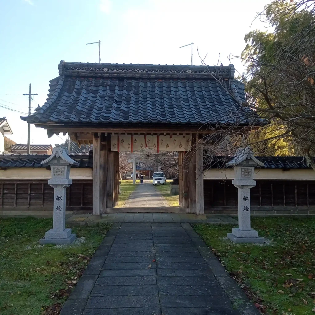 藤基神社の総門。奥に参道が続き鳥居が見えます。