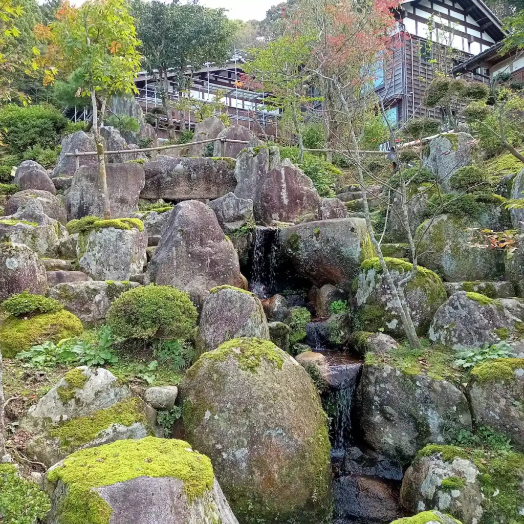 普済寺の蓬莱滝。