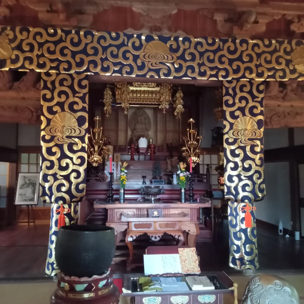 本堂内。立派な須弥壇（しゅみだん）