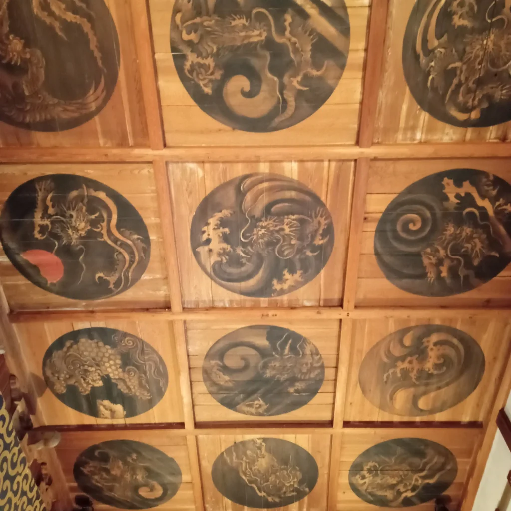 外陣左手から見上げた天井