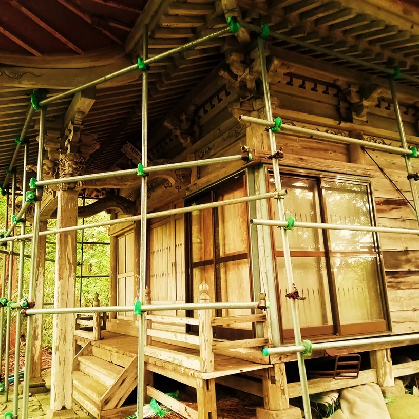 社殿の周りには保護のための仮囲いが設置されていました。