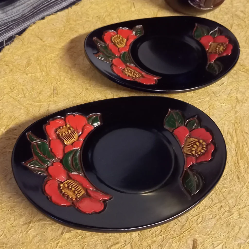 村上木彫堆朱、色漆塗の茶托