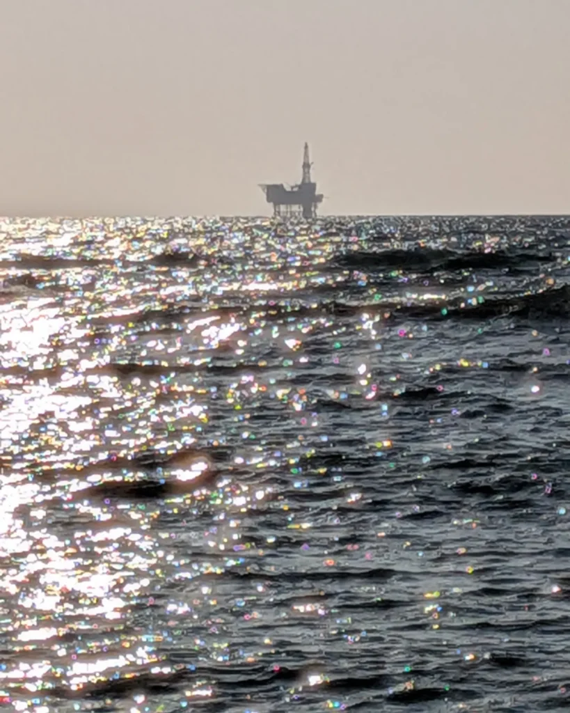 岩船沖油ガス田の遠景