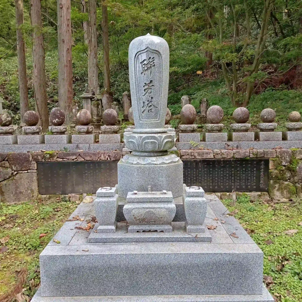 聯芳塔の正面。