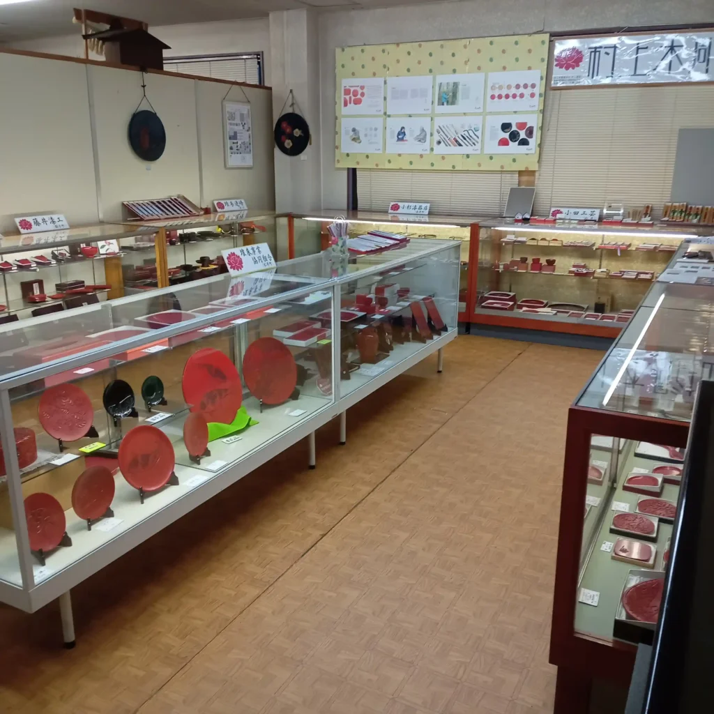 村上木彫堆朱会館内部