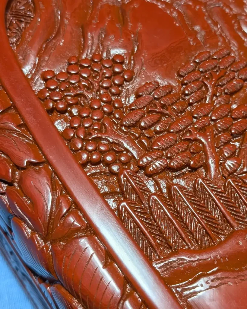 村上木彫堆朱、堆朱の硯箱。精緻な山水図の一部。