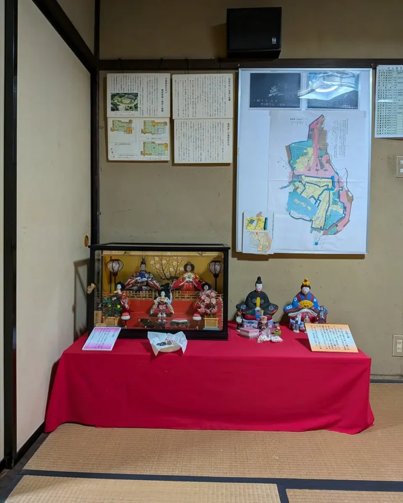 雛人形と大浜人形。旧嵩岡家住宅の復元などを説明したパネルも。