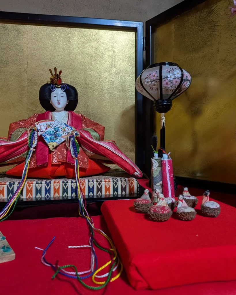 ひな人形のアップ。雪洞(ぼんぼり)の前にも小さなひな人形たちが並んでいました。