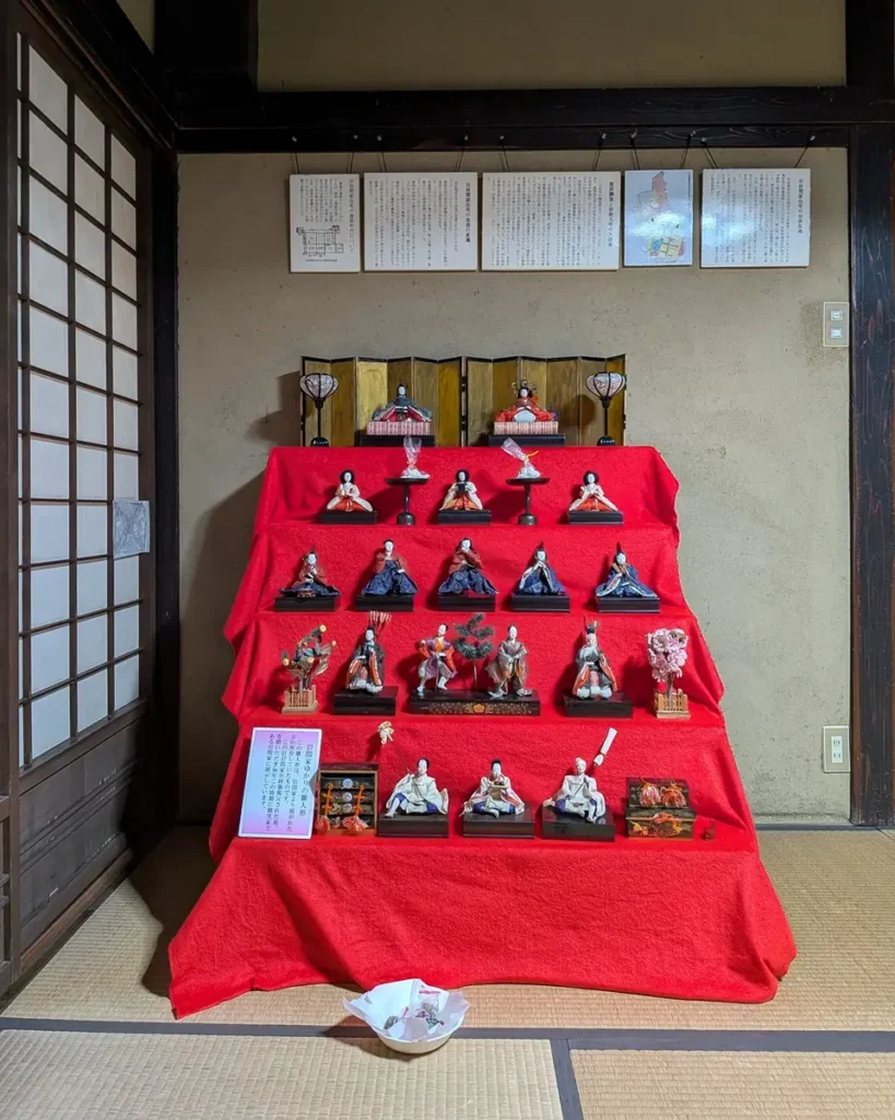 岩間家ゆかりのひな人形。旧岩間家住宅の復元などを説明したパネルも。