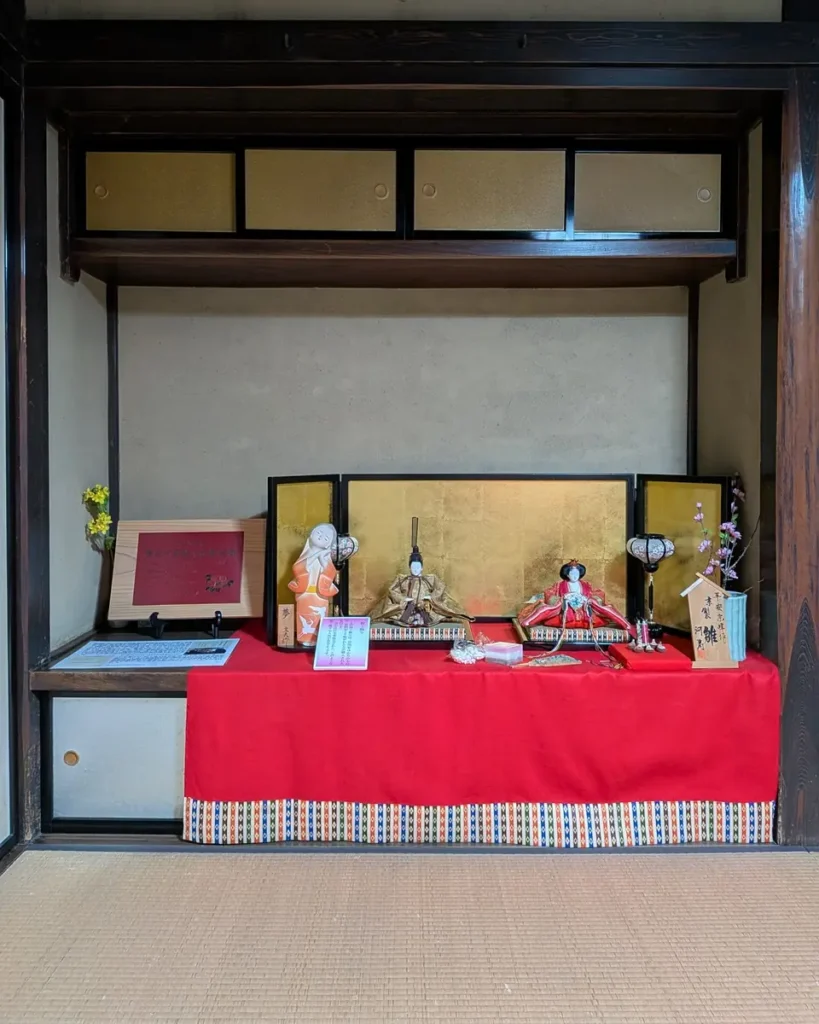 岩間家ゆかりの親王飾り(男雛と女雛だけの飾り方)。