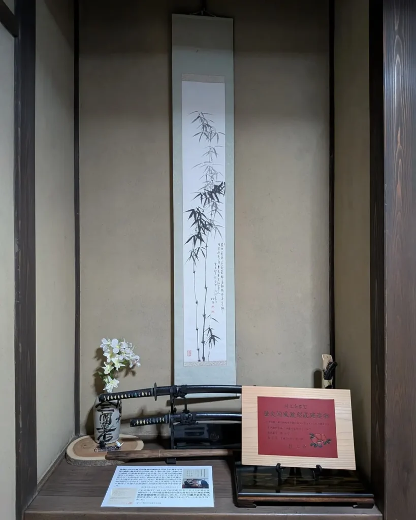 床の間の刀剣。