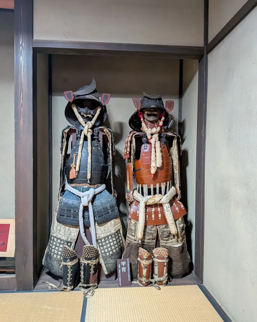 刀剣横には甲冑と兜の展示。