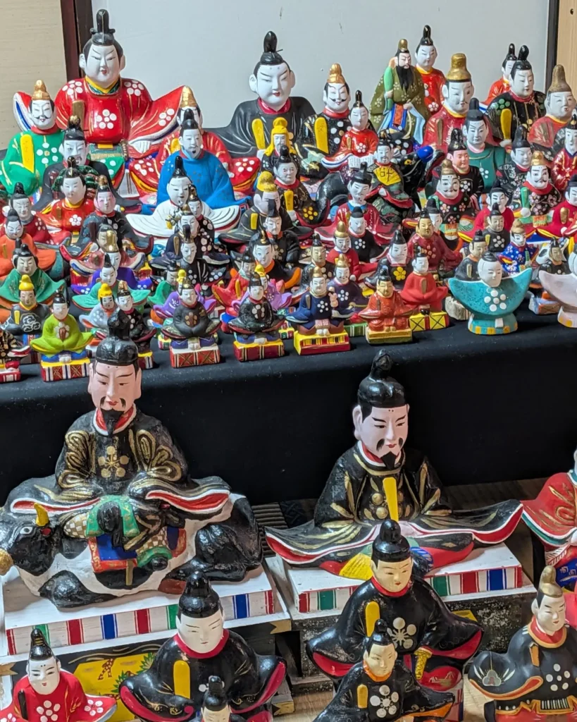 天神様の土人形がずらりと並ぶ。