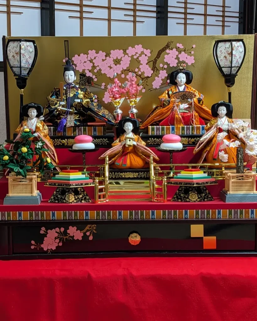 五人飾りの雛人形