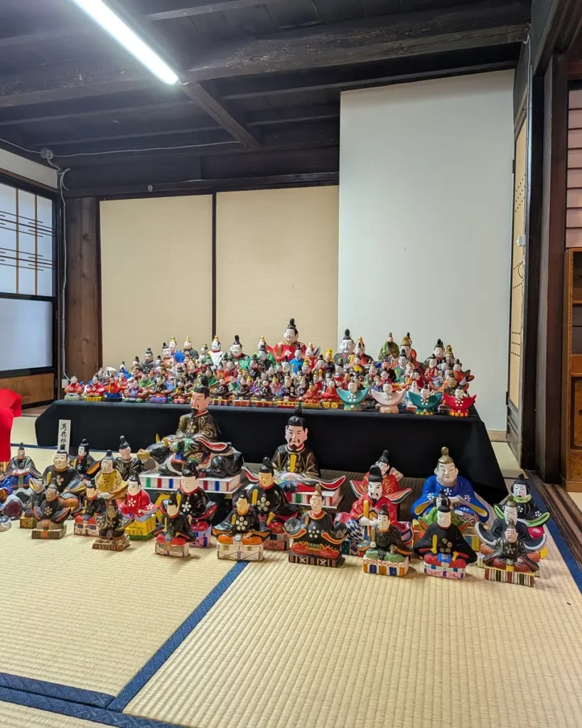 和室に置かれた天神様の土人形の全景