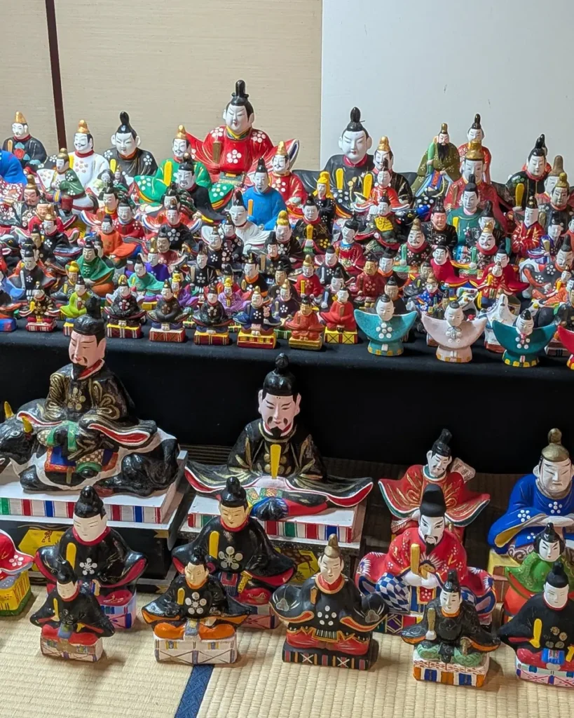 天神様の土人形の近景