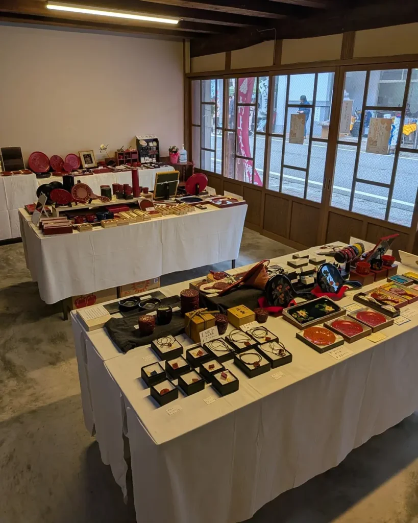 旧渡邉家の入口側は堆朱まつりの会場でした。