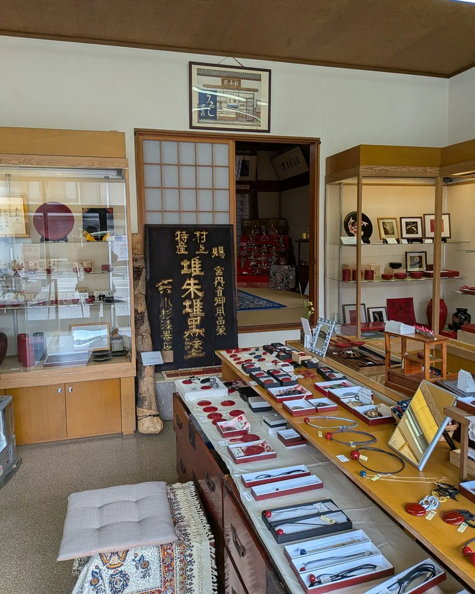 店内には村上木彫堆朱の器やアクセサリーが並ぶ。