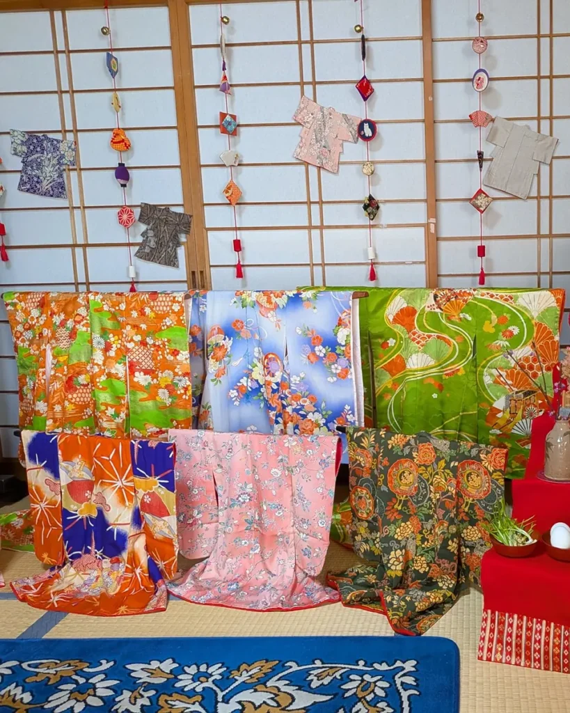 吊るし飾りと飾り着物が並ぶ。