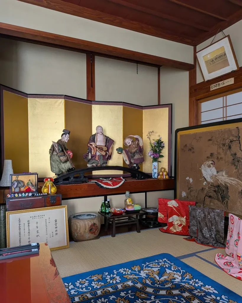 金屏風の前、太鼓橋に並ぶ三大福神様。金屏風、太鼓橋、毛氈までがセット