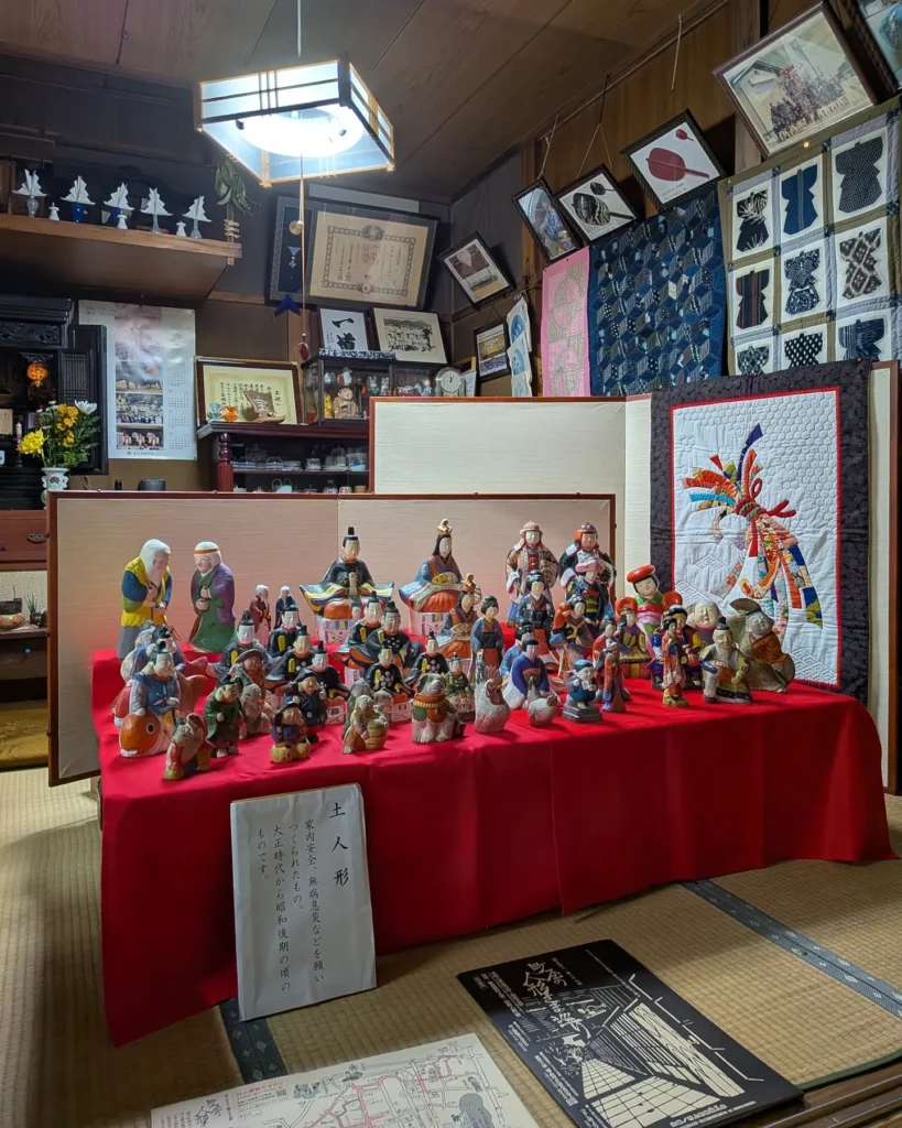 緋毛氈の上に、大正から昭和の頃の土人形が並べられている。