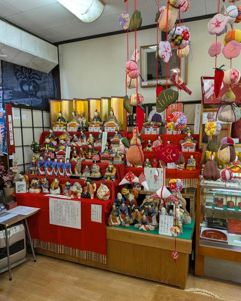 吊るし雛ごしの段飾り、大浜人形