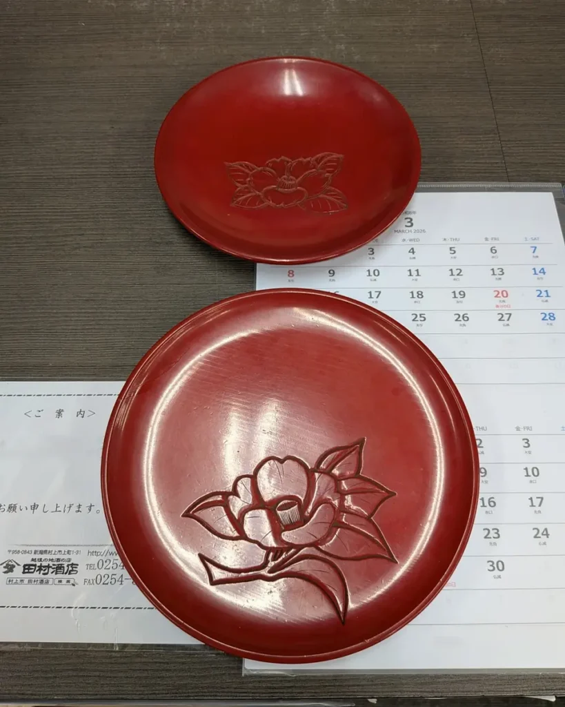 村上木彫堆朱のお皿