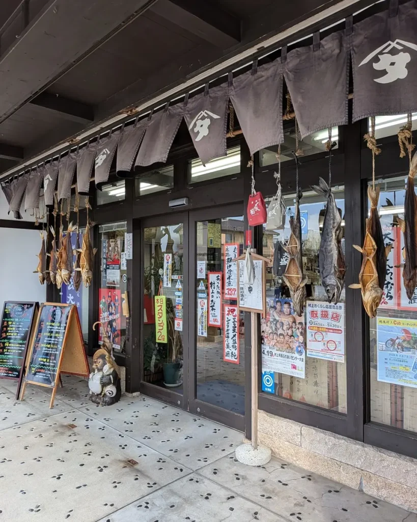 軒下に吊るした塩引鮭